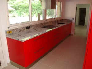 cuisine rouge et marbre